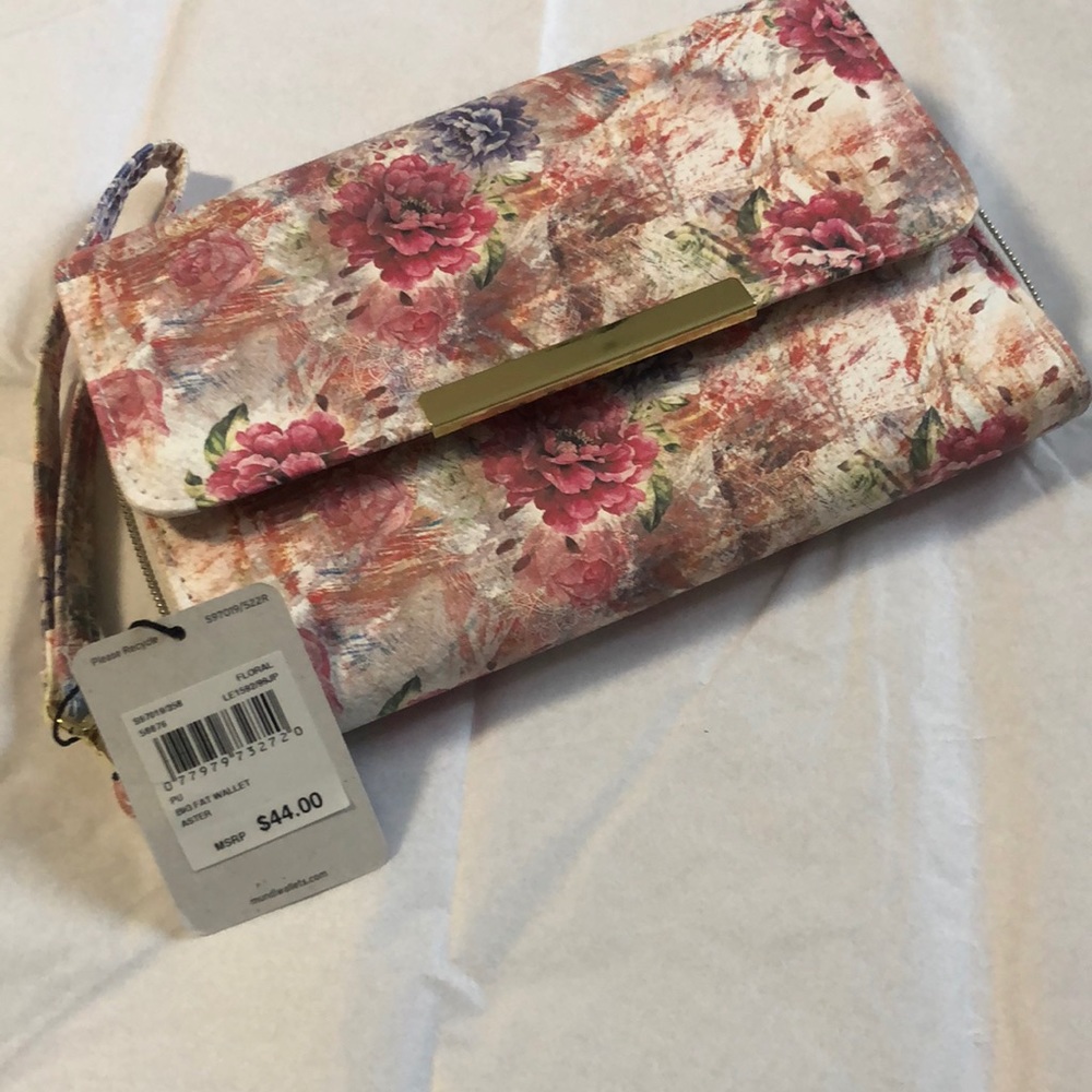 MUNDI Big Fat Wallet NWT Pink Floral. Full Zip.